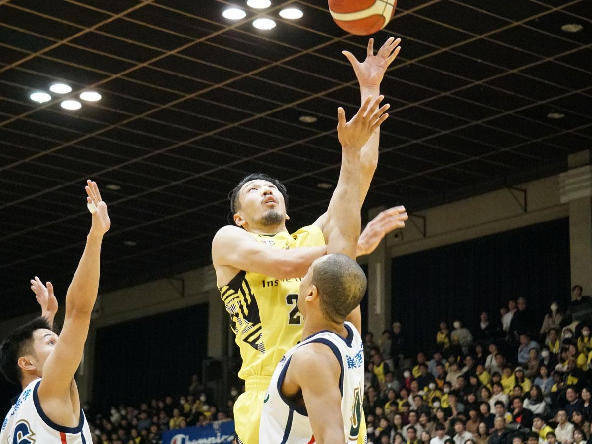 オフェンスリバウンドから得点を挙げるなどした野口大介選手（中央奥）