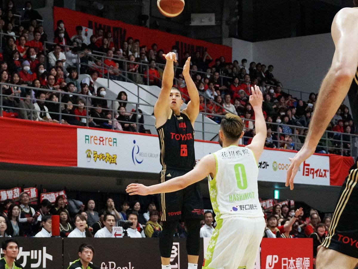 今季初出場で持ち味の3ポイントシュート2本を含め8得点を挙げた津山尚大選手（中央奥）