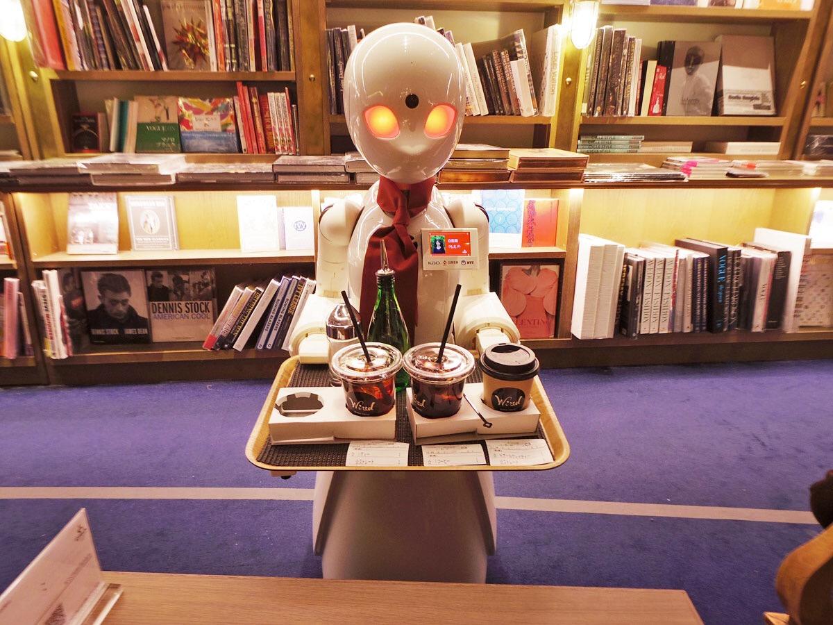 テーブルに注文品を運ぶ「OriHime-D」