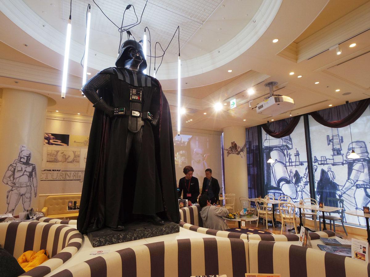 ダース・ベイダーが出迎える店内＆&copy;&TM Lucasfilm ltd.