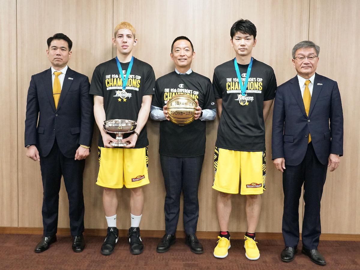 「天皇杯」優勝を報告し長谷部健渋谷区長（中央）に金色のバスケットボールと記念Tシャツを進呈したサンロッカーズ渋谷の選手たち