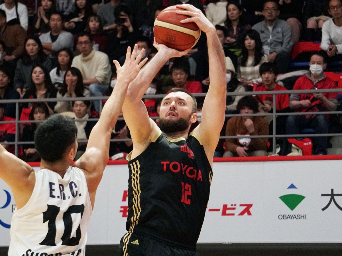 確率の高いシュートで23点を挙げたミラン・マチュワン選手（中央奥）