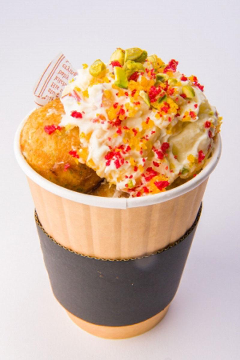 クリームチーズやフルーツのタルタルをトッピングした「フルーツチーズタルタル」