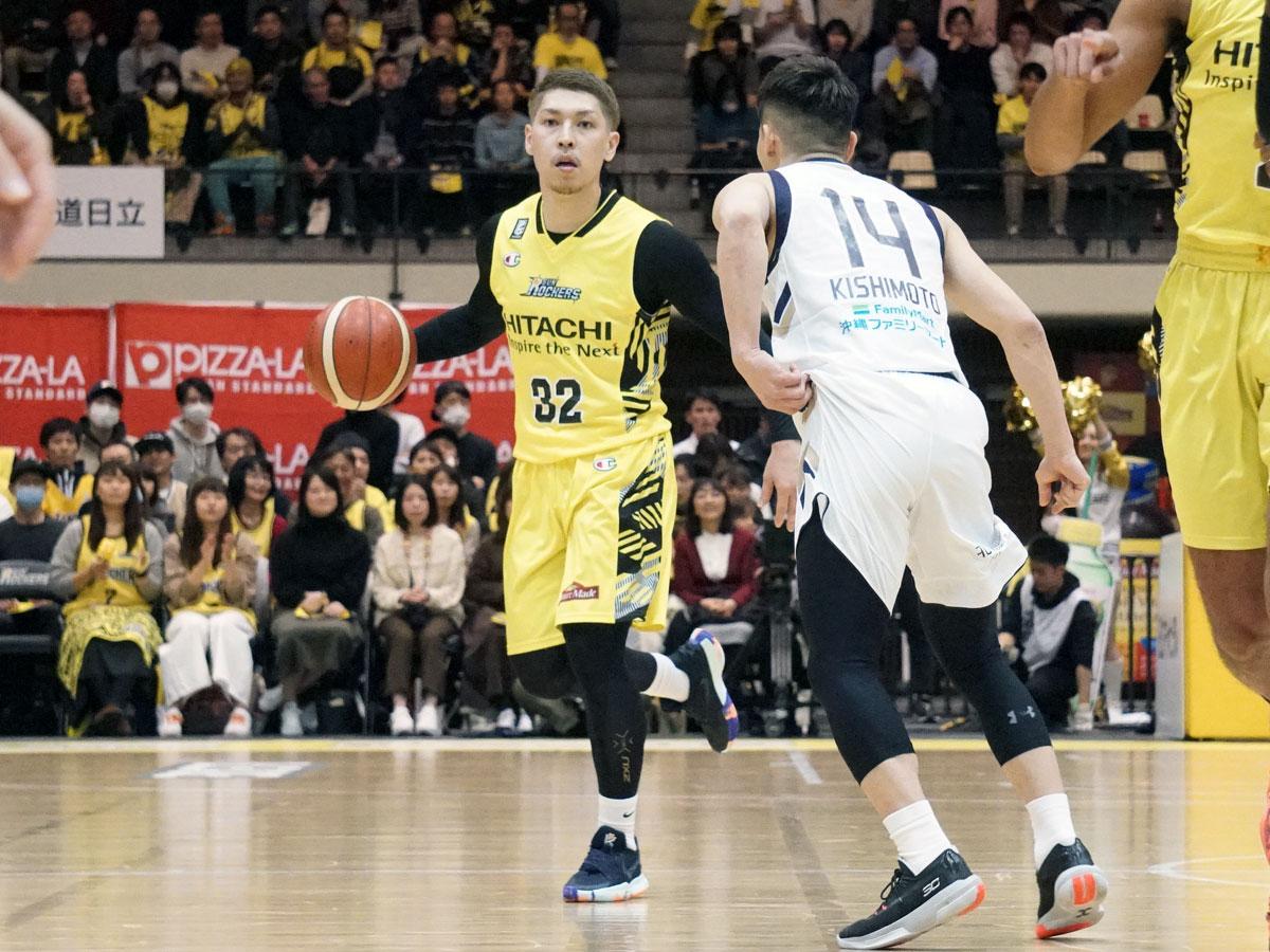 試合出場直後からマッチアップした山内盛久選手（左）と岸本隆一選手（右）
