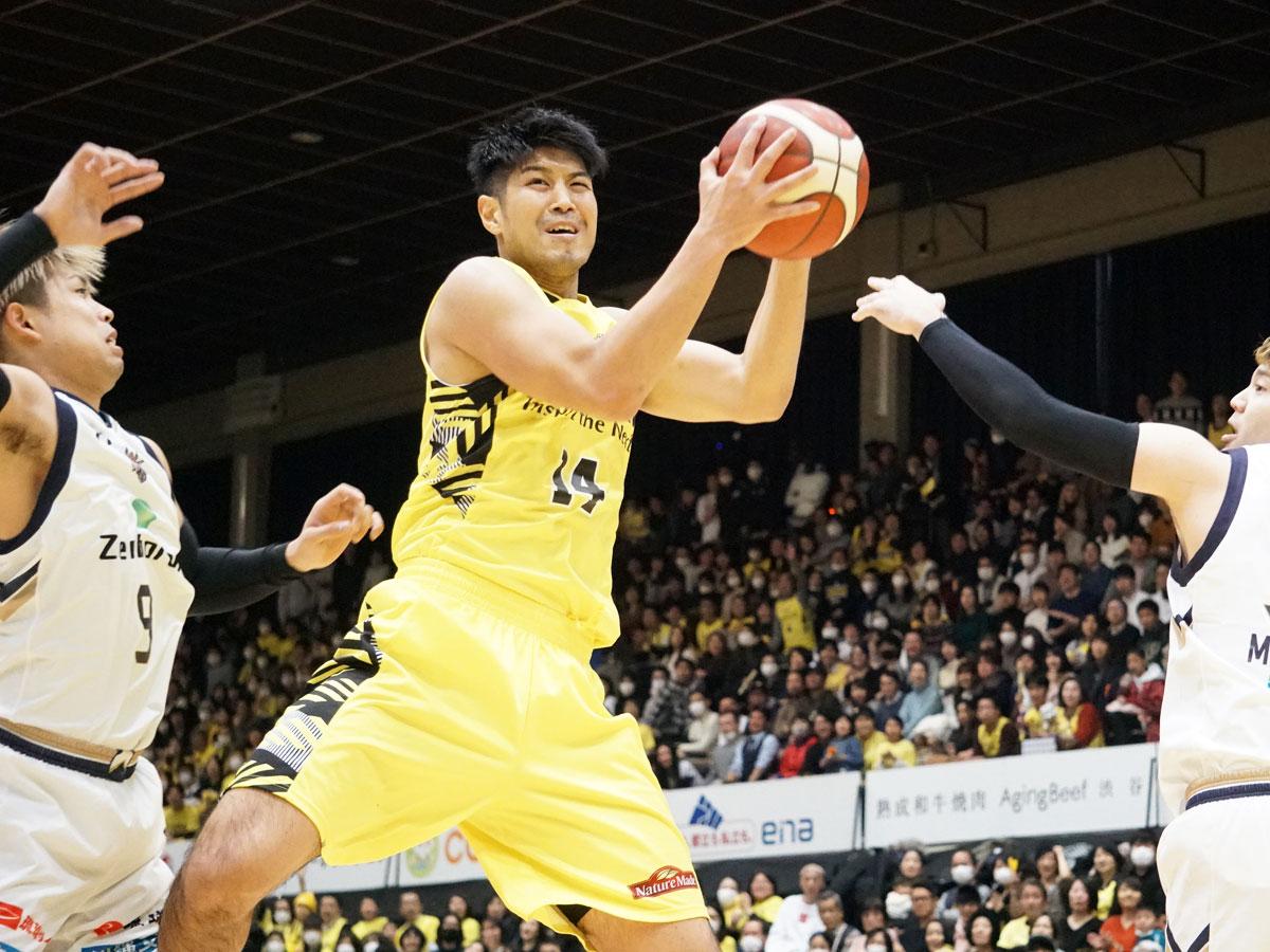 チーム最多タイとなる8本のリバウンドを取った杉浦佑成選手（中央）