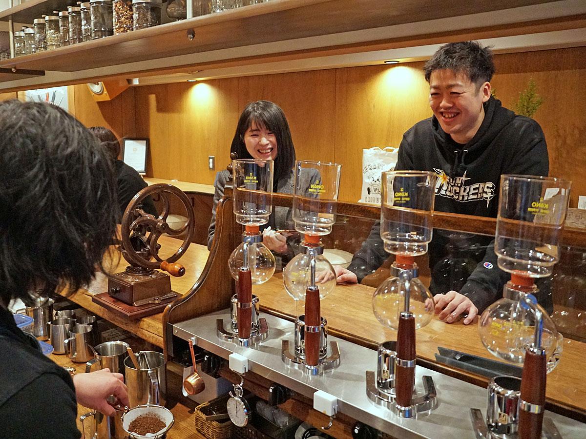 好みの味を伝えながらコーヒーがいれられる様子を見つめる田渡修人選手（右）