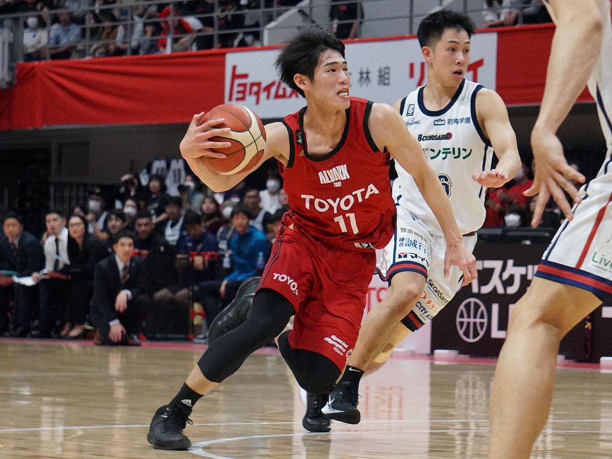 「自分がステップアップするため」と後半は積極的にドライブを仕掛けた須田侑太選手（中央手前）