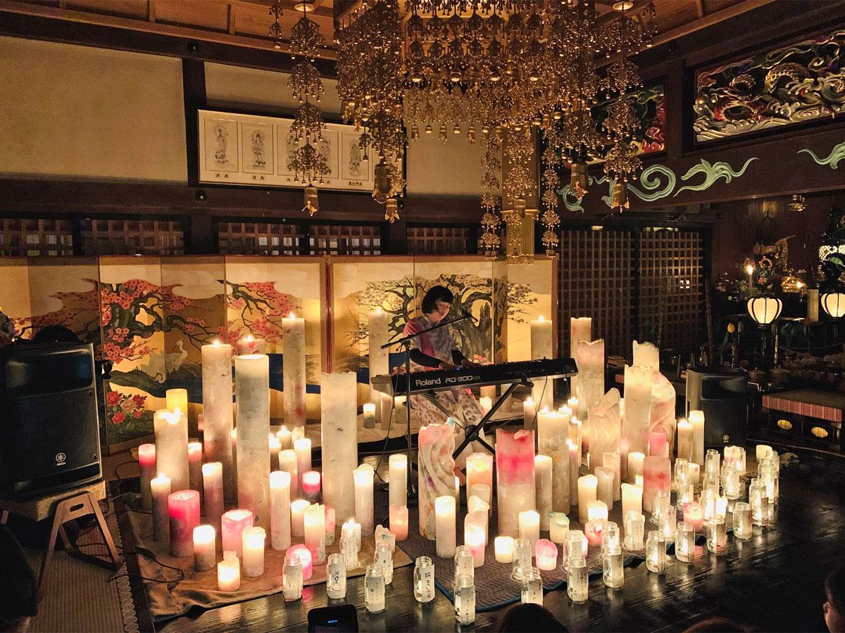 2月11日に福島・常勝院岩城寺で行ったキャンドルナイトライブの様子