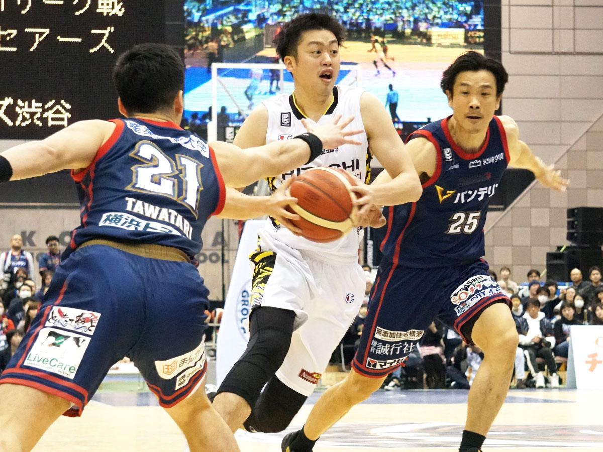 「純粋に楽しかった」と復帰戦を振り返った田渡修人選手（中央）