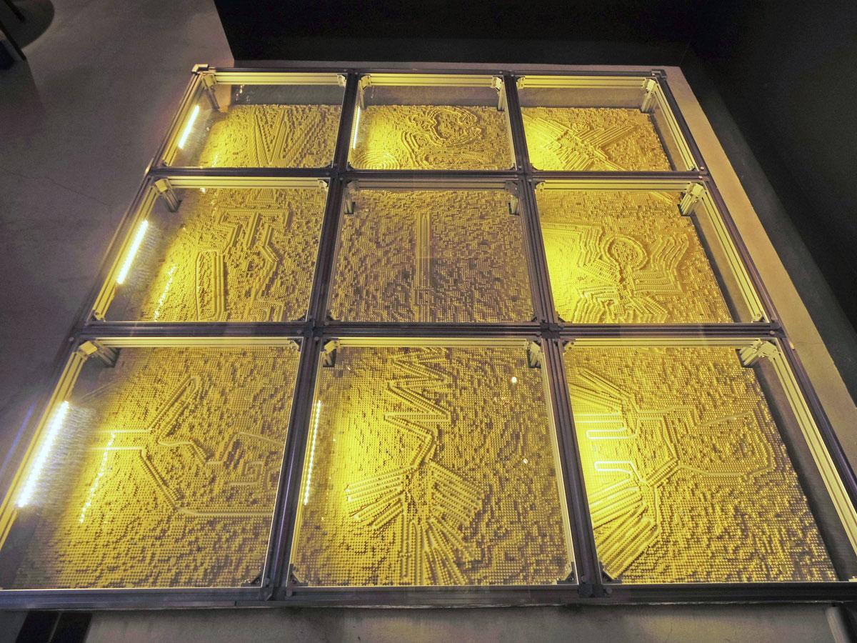 作品の上に設置されたアクリル板に乗って上から見下ろせる「ナスカとパルパの地上絵」