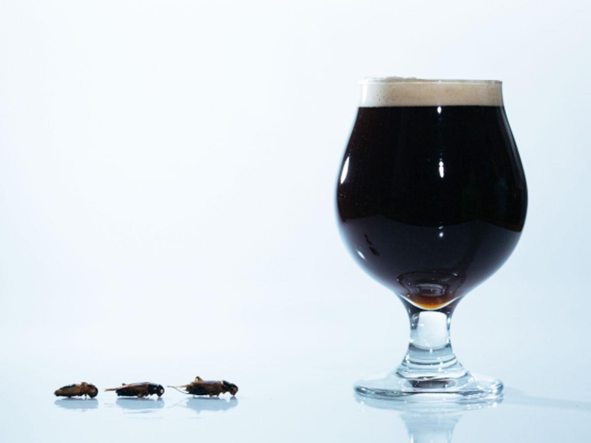 焙煎したコオロギを使う「コオロギビール」のイメージ
