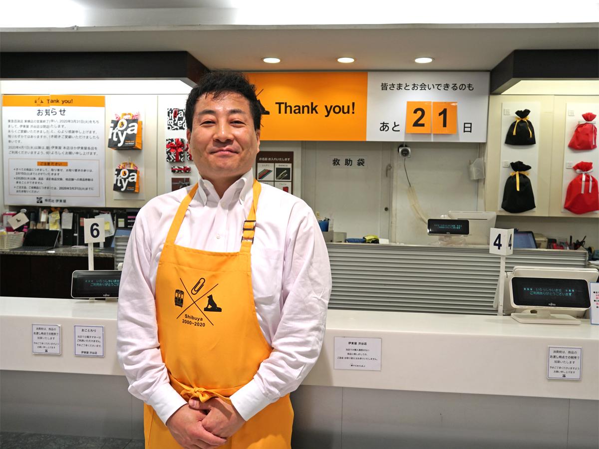 佐古玲店長の後方には、閉店まで21日を示すカウントダウンカレンダーが設置