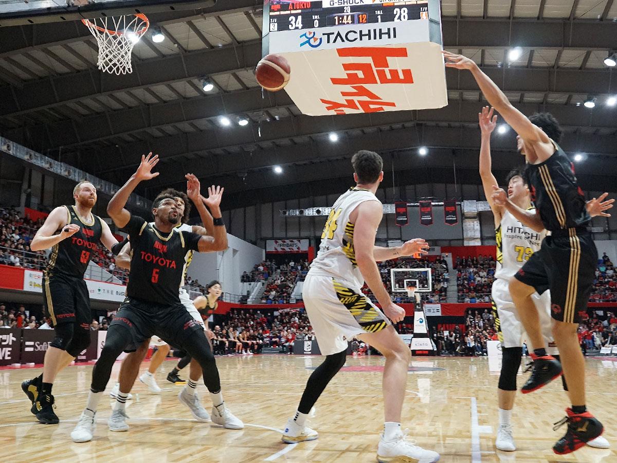 アルバルク東京（黒のユニホーム）は地区1位、サンロッカーズ渋谷（白のユニホーム）は地区4位が確定した