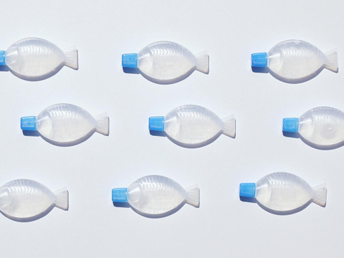 魚形の調味料容器を除菌抗菌液容器に。ふたは青色にして提供する