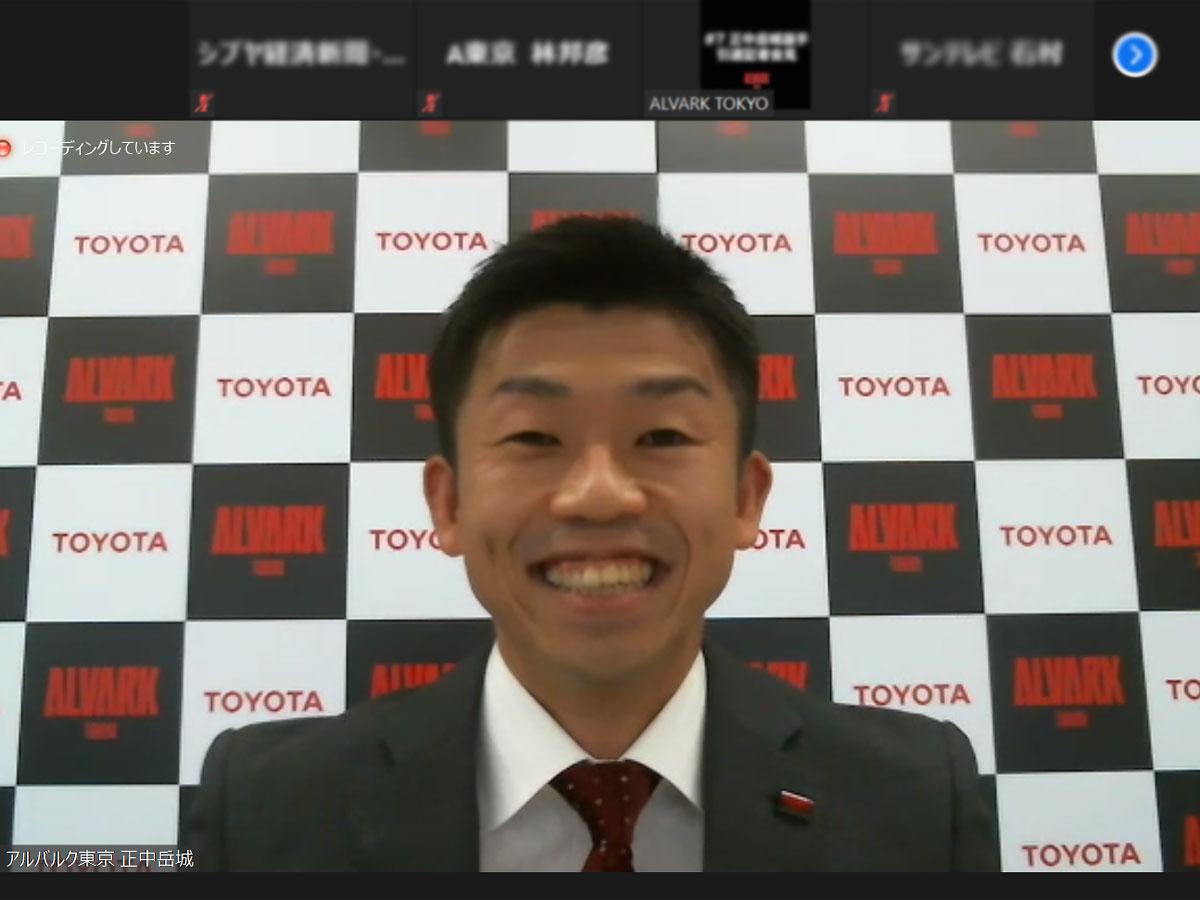 オンラインで行われた正中岳城選手の引退会見。時折笑顔も見られた