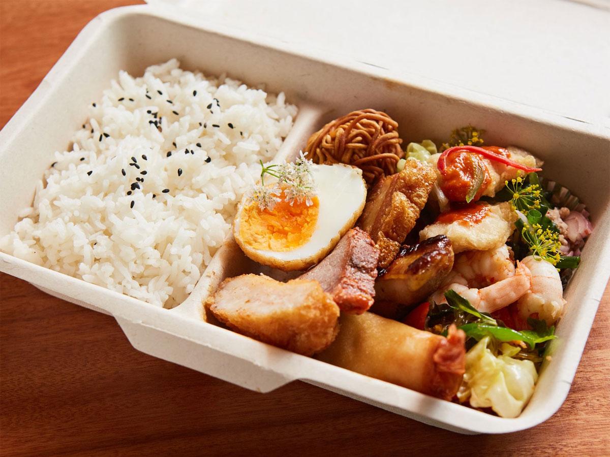 揚げ春巻きや豚チャーシュー、エビサラダなどタイの総菜12種類を詰める「chompoo」の弁当（1,500円）