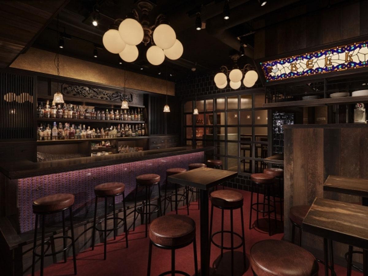 「100年前の東京で流行した『大正モダンな特殊喫茶（カフェー）』」を表現する店内