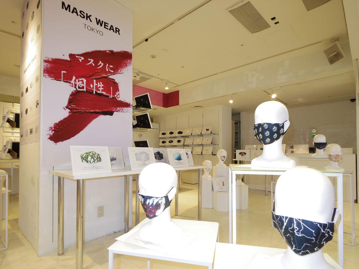 クリエーターらがデザインしたマスクが並ぶ店頭