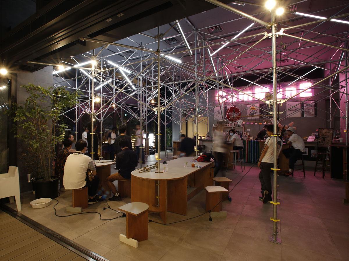 屋上広場に面した場所に位置する「ComMunE」