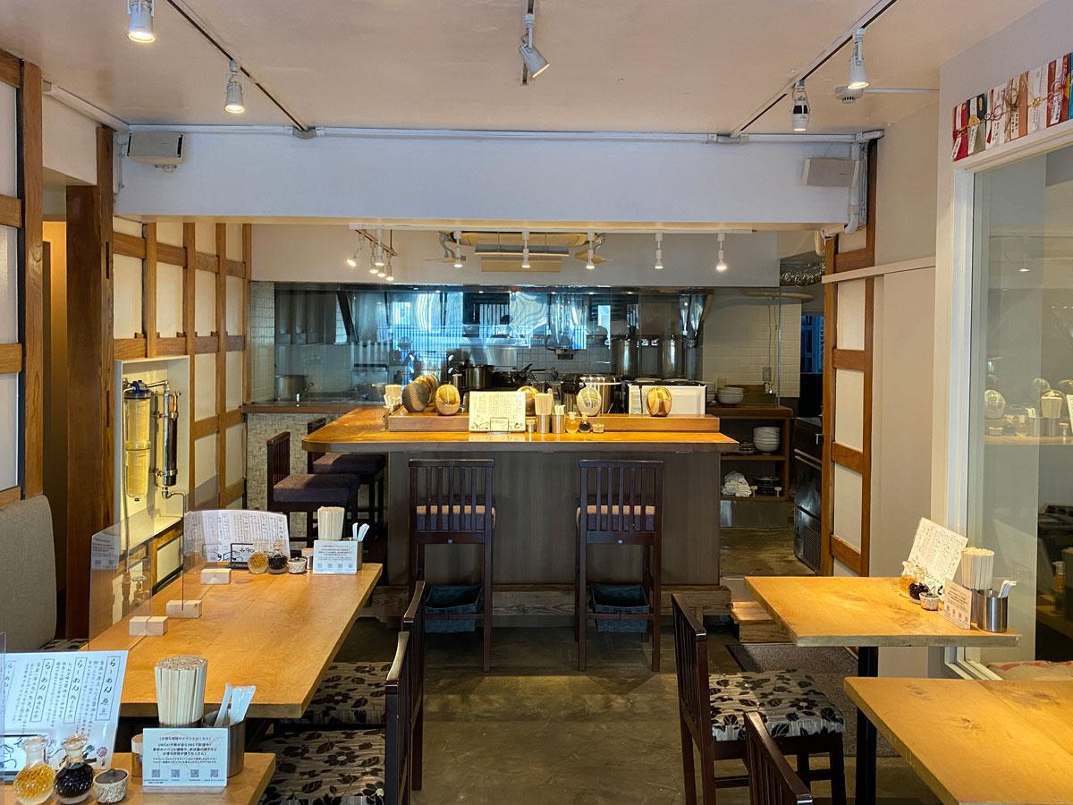 東京初出店となる「人類みな麺類」の店内