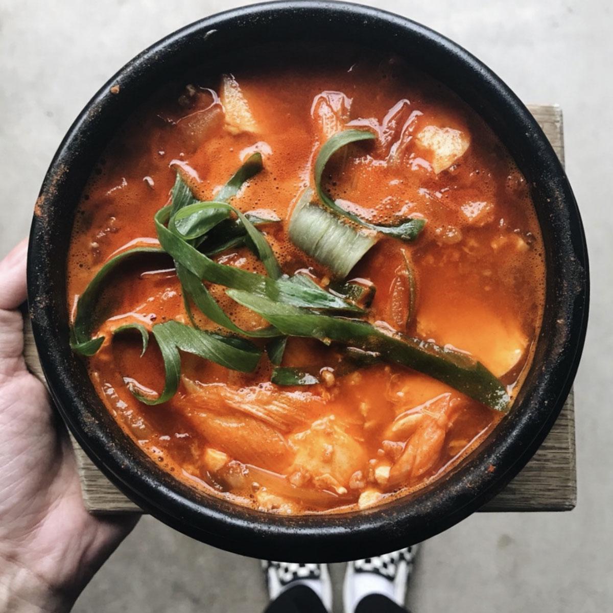 「Tanigaki」で提供している「辛鍋」（写真）の素などを販売する