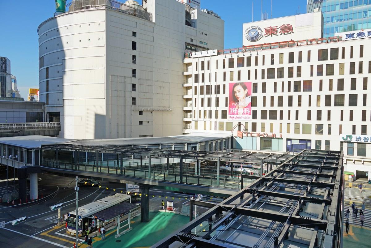 東急東横店南館に真っすぐ伸びる「渋谷フクラス接続デッキ」と、渋谷マークシティ側から南館に弧を描きつながる「西口連絡通路」（8月21日撮影）