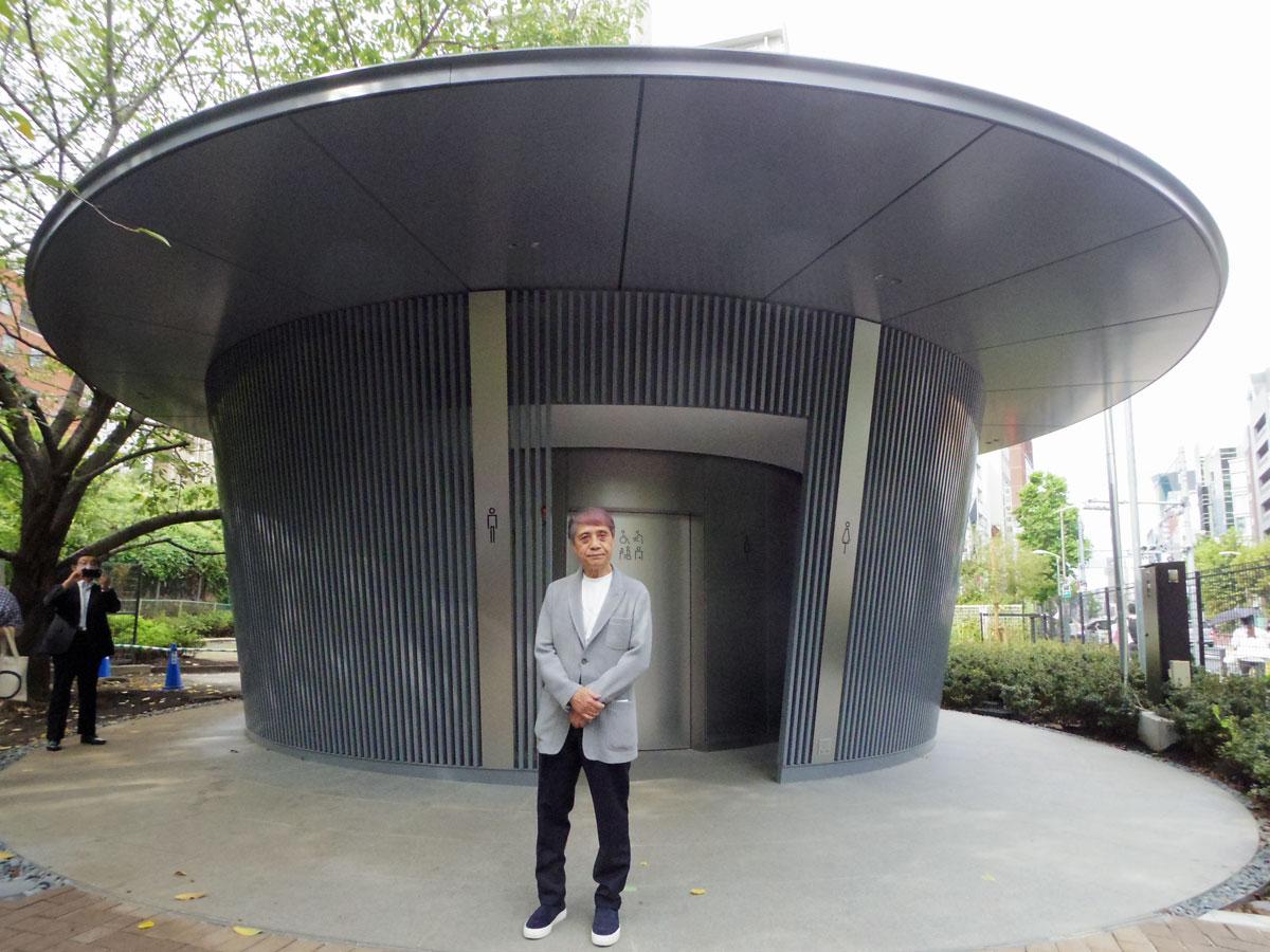「雨宿り」をコンセプトにした公衆トイレのデザインを手掛けた安藤忠雄さん