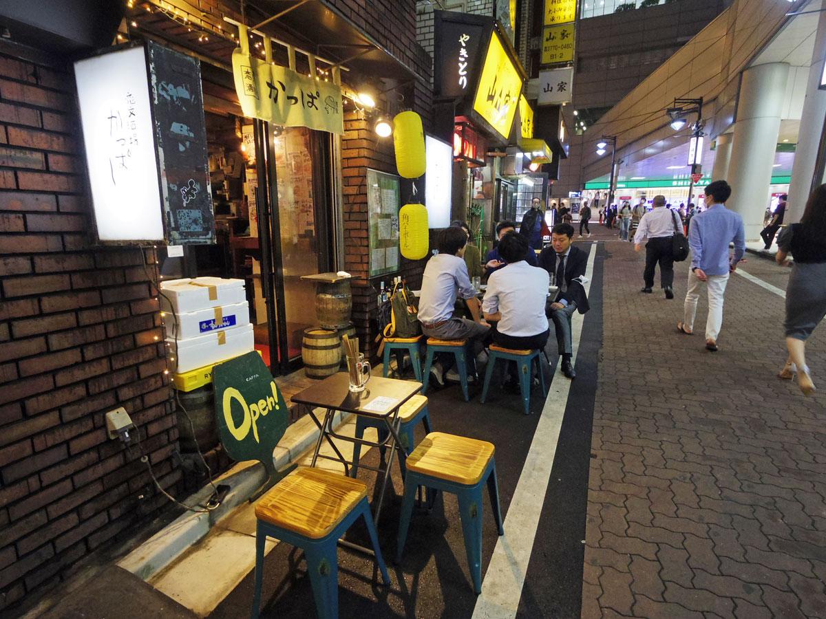 商店街27店が店頭にテラス席を設け営業している