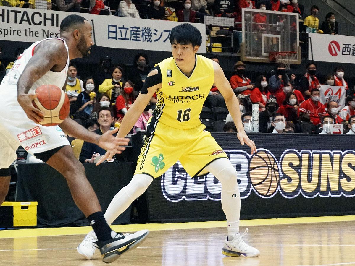 粘り強いディフェンスを見せたほかオフェンスリバウンドにも積極的に飛び込んだ渡辺竜之佑選手（右）