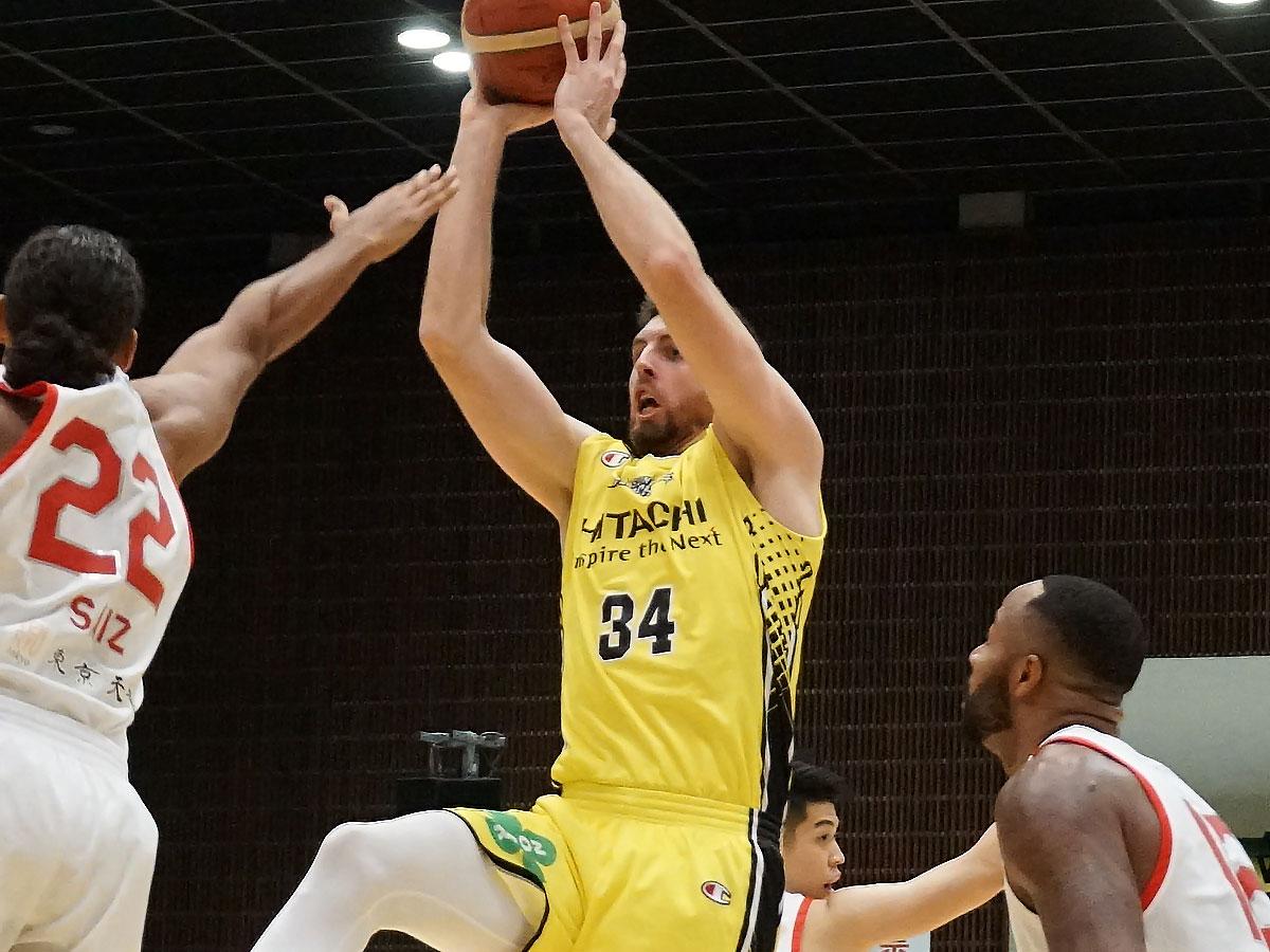 ブザービーターを決めるなどチームを勝利に導いたライアン・ケリー選手（中央）