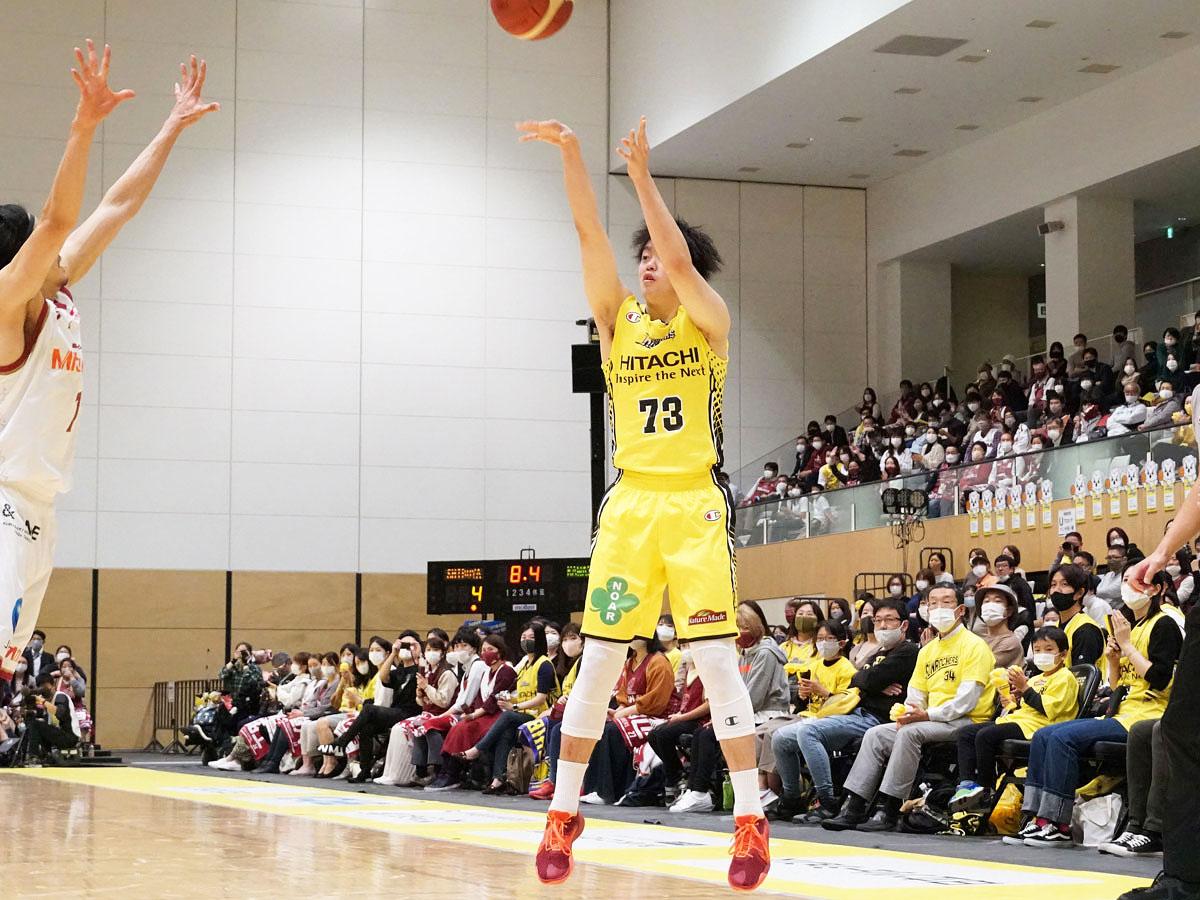 3ポイントシュート3本を含む11点をマークした田渡修人選手（右）