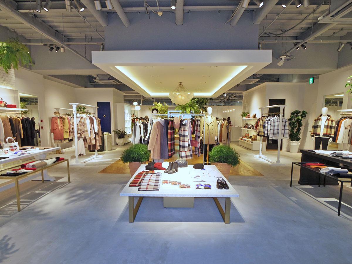 左手に「ブルーレーベル・クレストブリッジ」、右手に「ブラックレーベル・クレストブリッジ」を展開する店内。