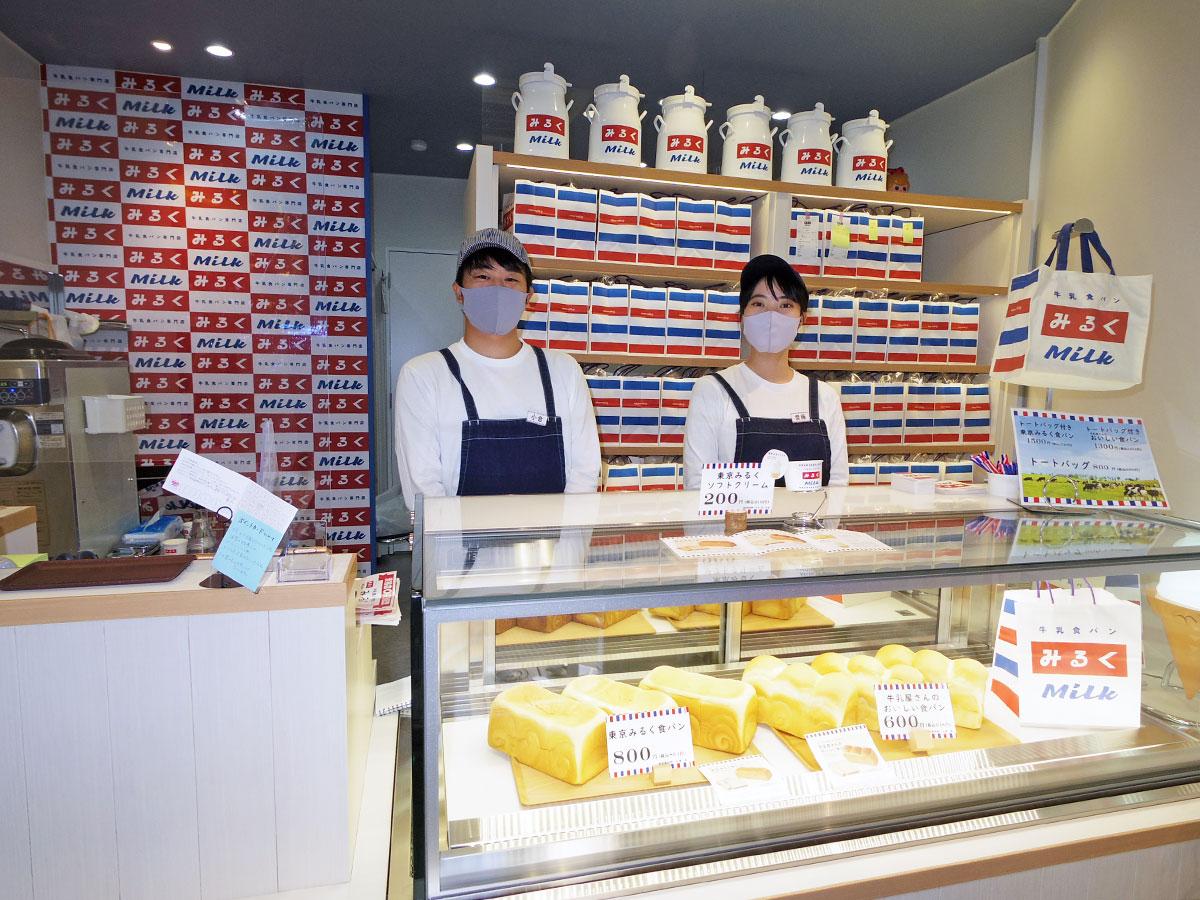 パンが並ぶ店内
