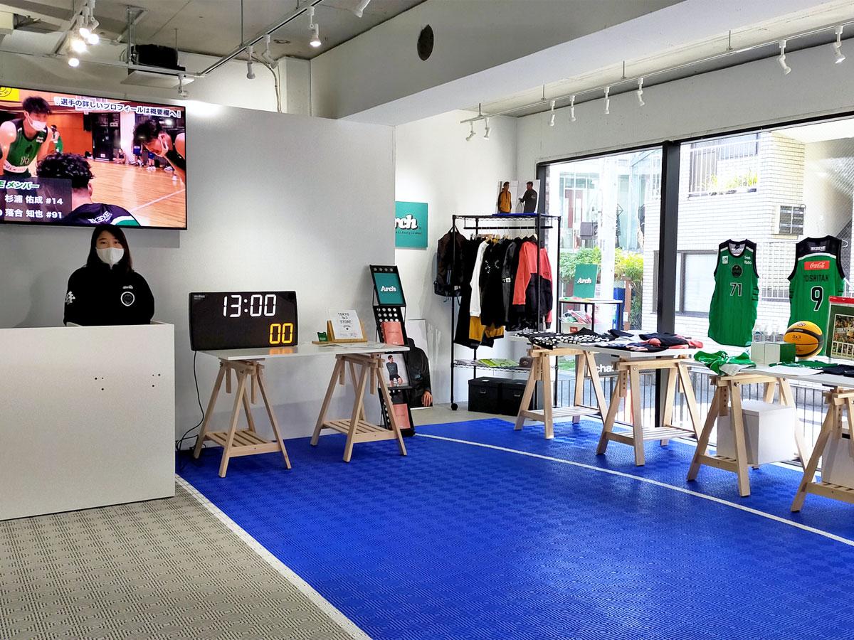 店内ではTOKYO DIMEのグッズなどを販売しモニターでは試合などを上映する