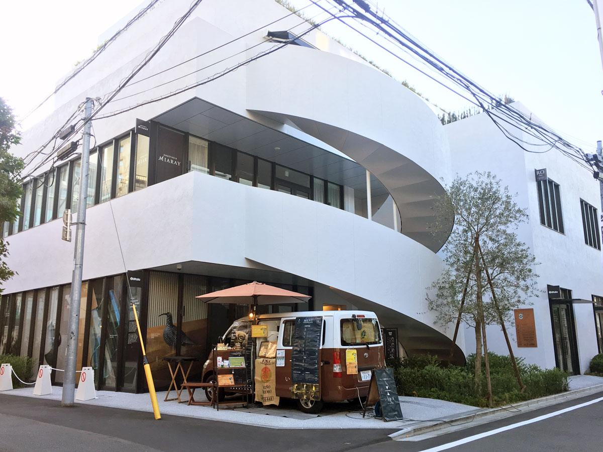 店頭にキッチンカーが出店する「GEMS AOYAMA CROSS」