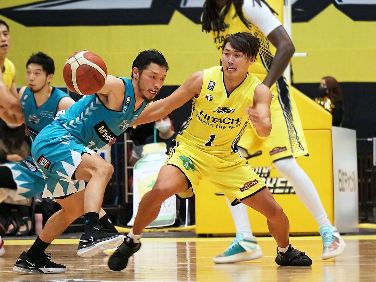 終盤にディフェンスで流れを引き寄せた関野剛平選手（手前右）