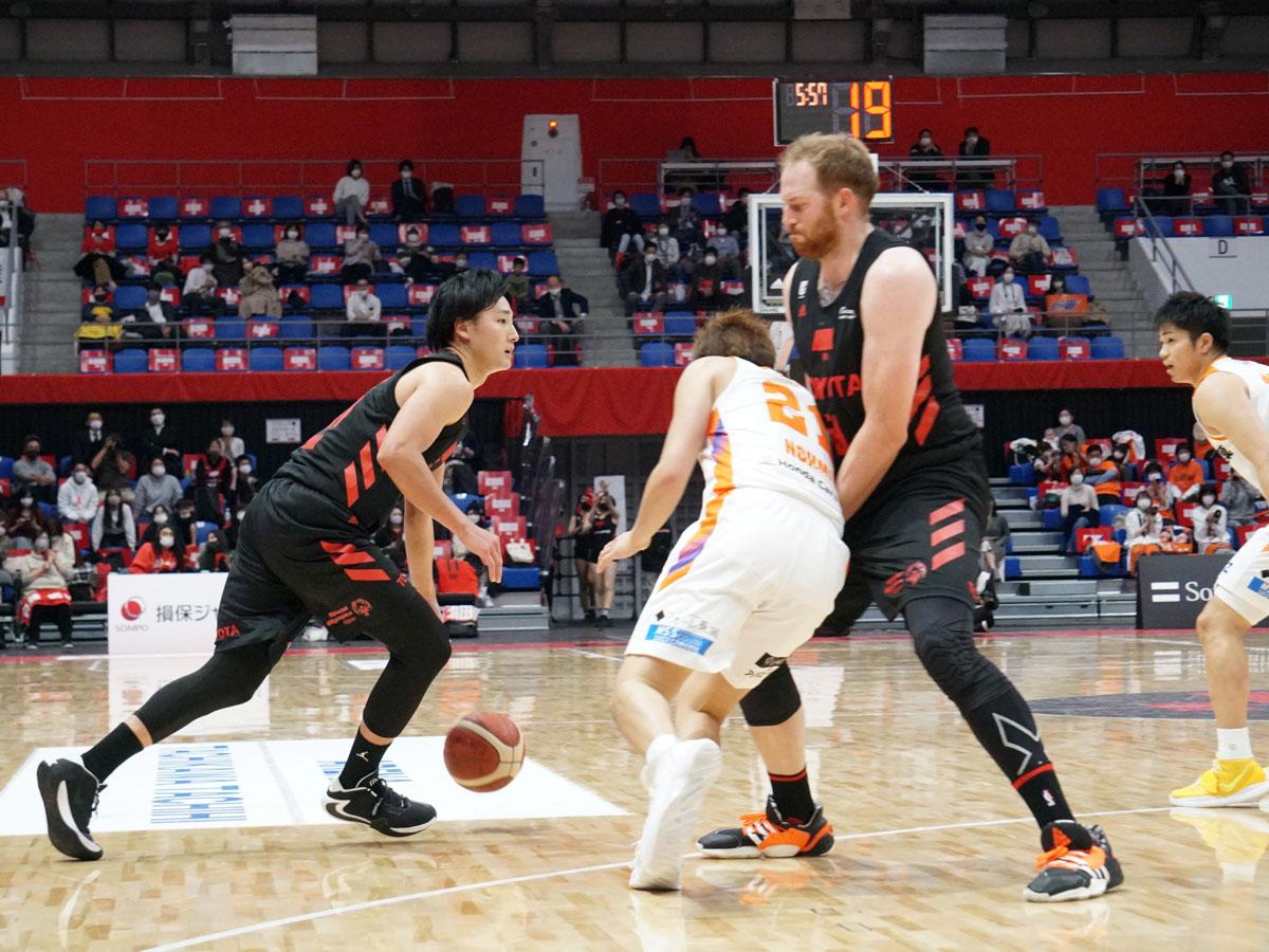 得意の連携プレーもこの日はあまり見られなかったアルバルク東京（黒のユニホーム）