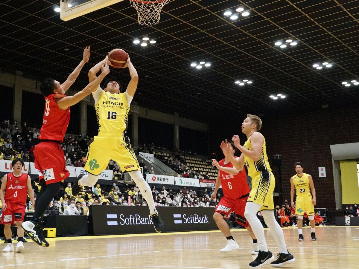 終盤は日本人選手のみで戦ったサンロッカーズ渋谷（黄色いユニホーム）