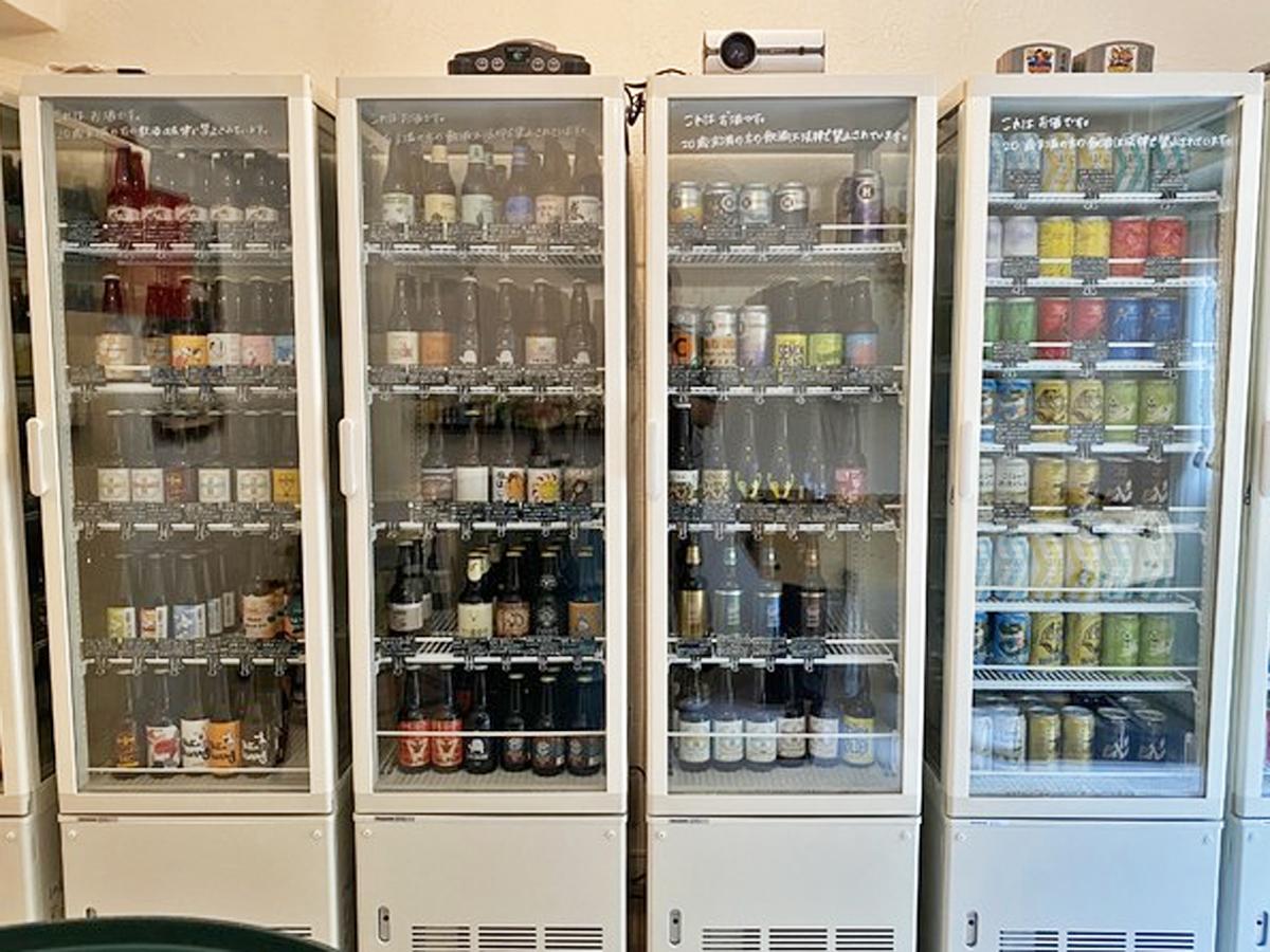 クラフトビールが並ぶ店内