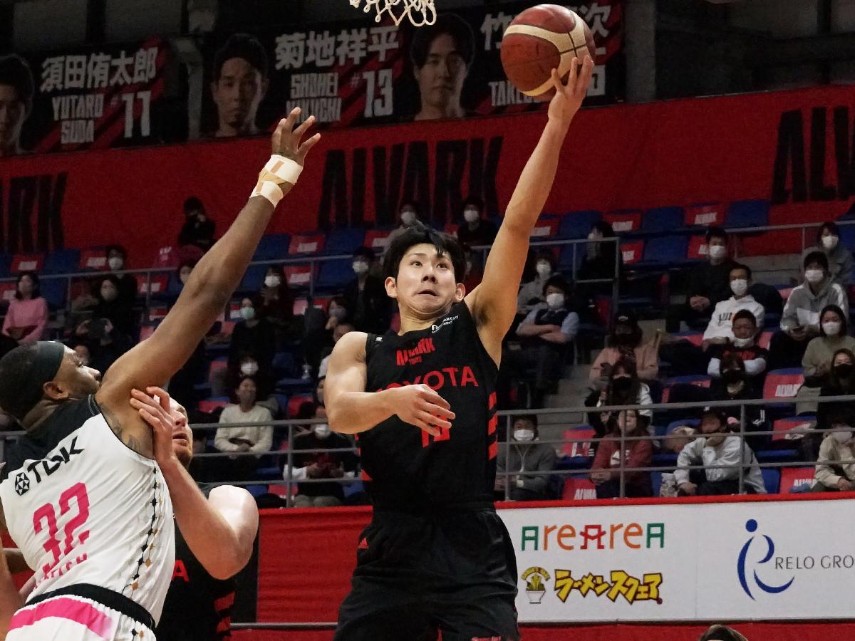 積極的にリングにアタックした小酒部泰暉選手（右）