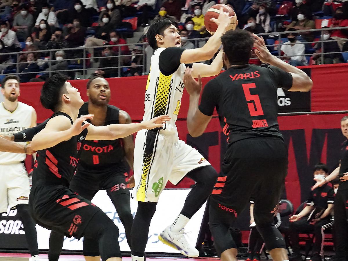 第2クオーターにレイアップシュートを決めた渡辺竜之佑選手（右から2番目）