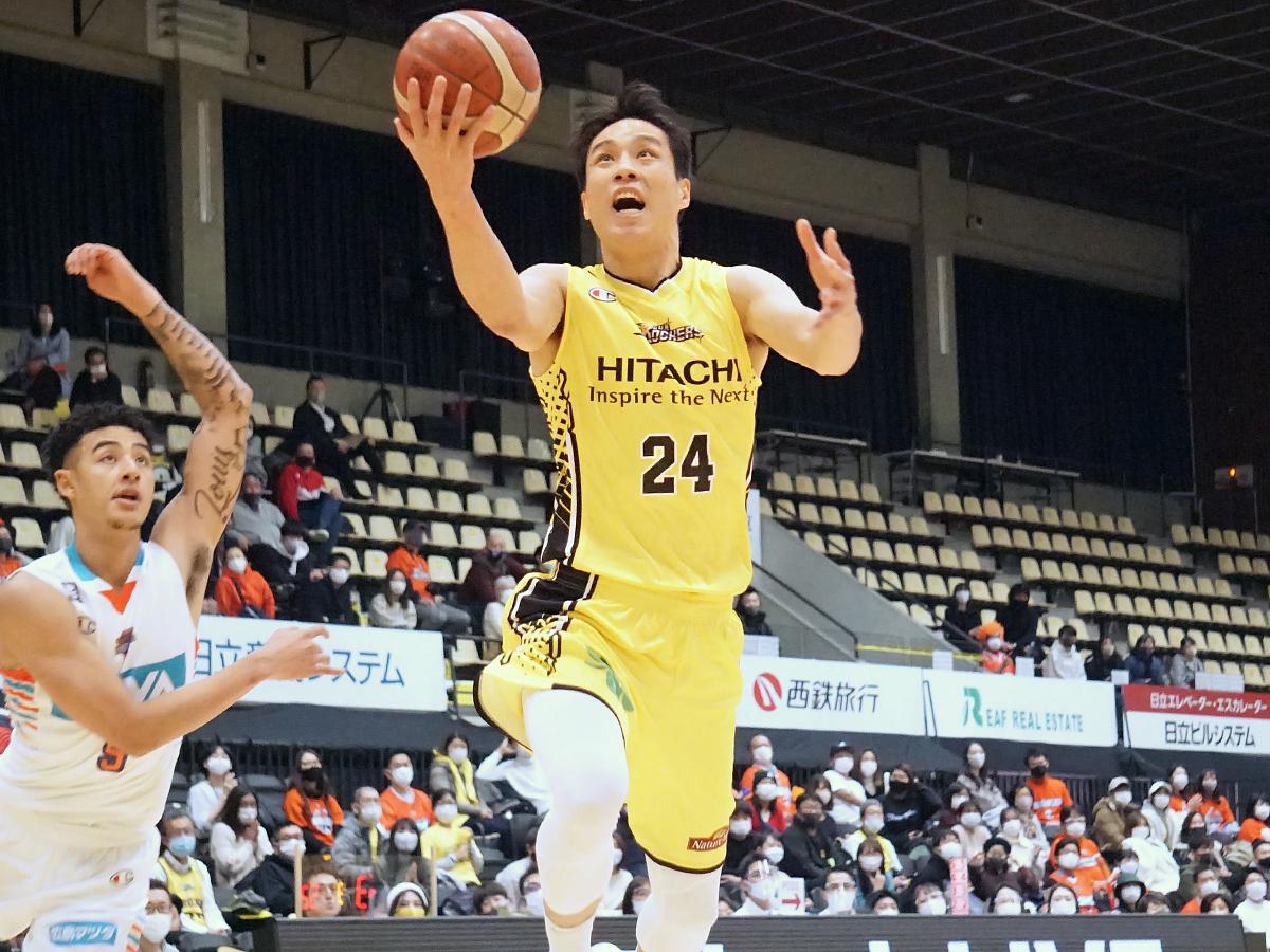 ボールを奪うプレーから得点を挙げた広瀬健太選手（右）