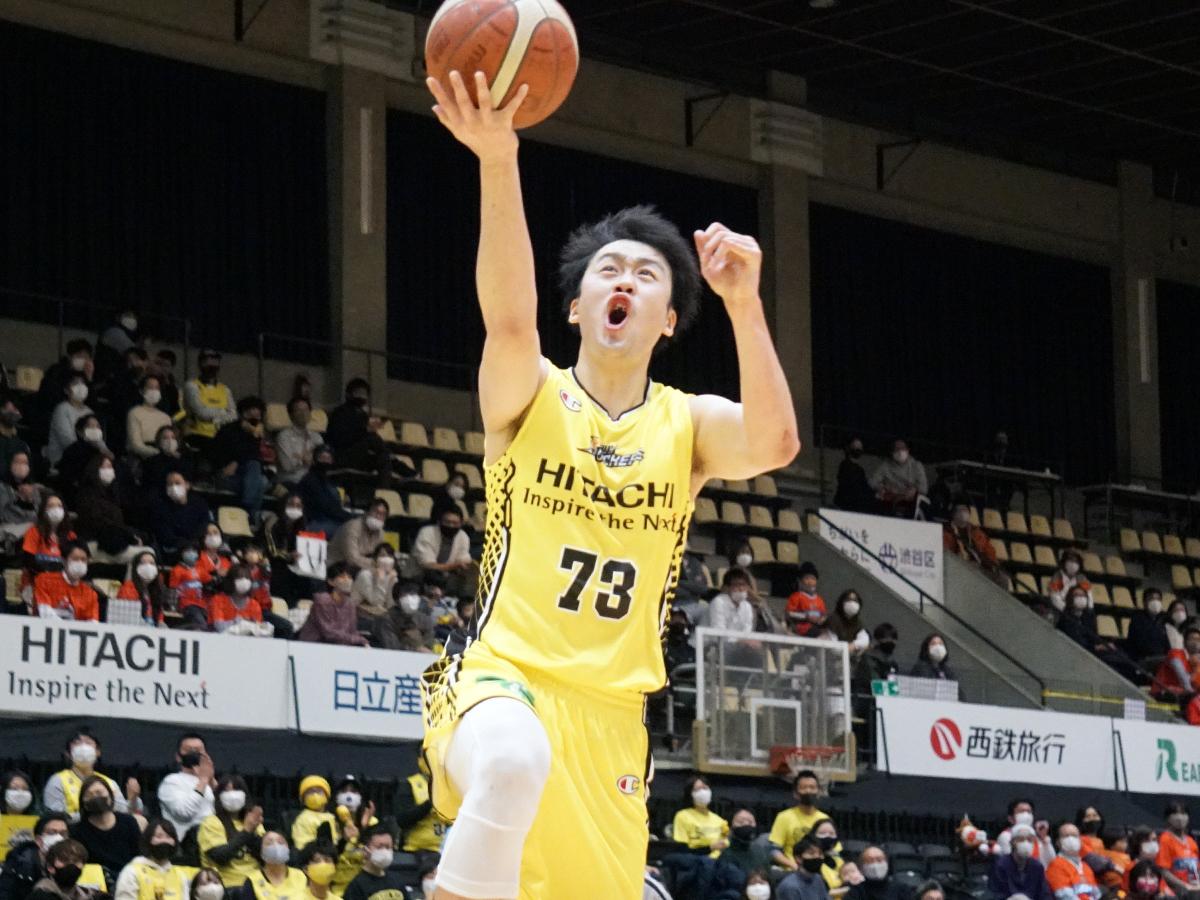 実弟の田渡凌選手からボールを奪い雄叫びを上げながらレイアップシュートを決めた田渡修人選手