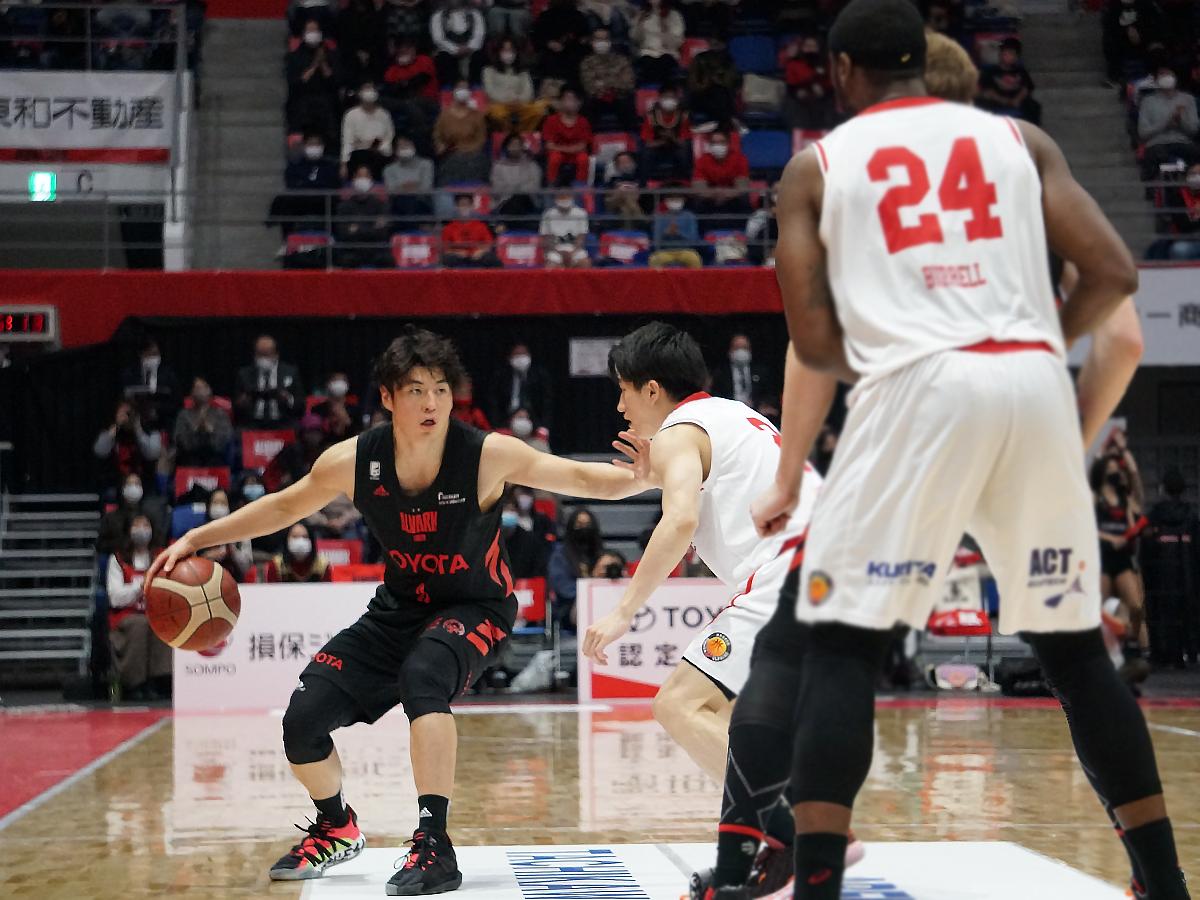 安藤誓哉選手（左）は17得点4アシストなどチームを引っ張った