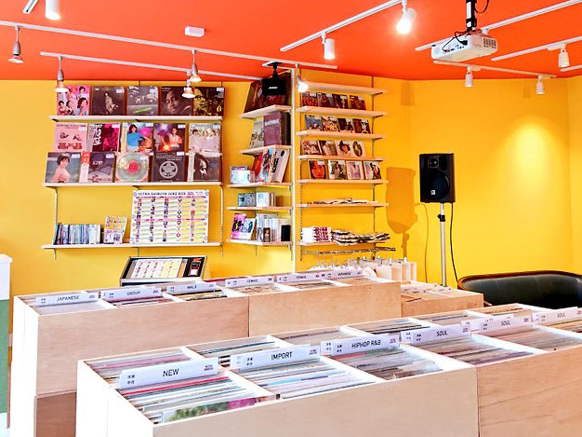カラフルな壁紙の店内
