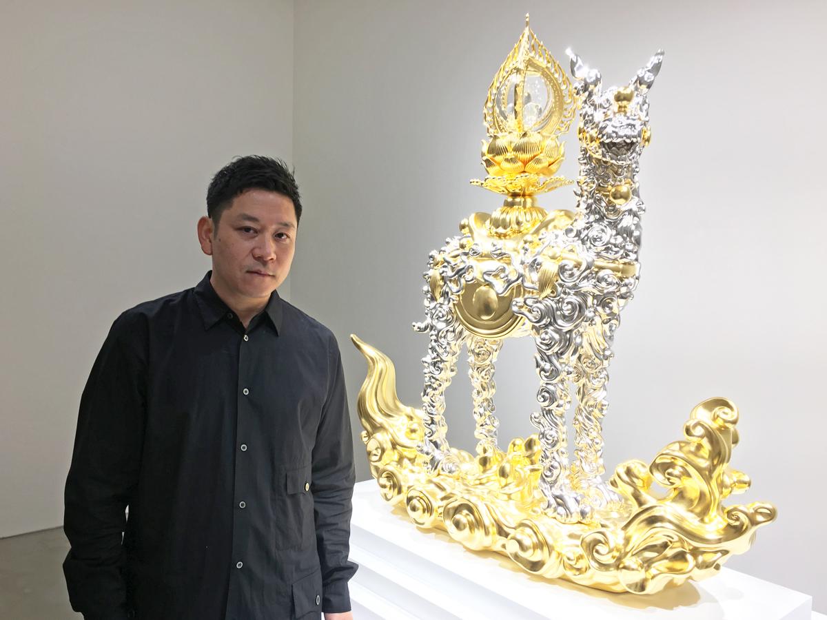 「今の世の中のムードを含め表現した」と話す名和晃平さん。写真の作品は「Trans-Sacred Deer （g／p_cloud）」（通称・雲鹿）