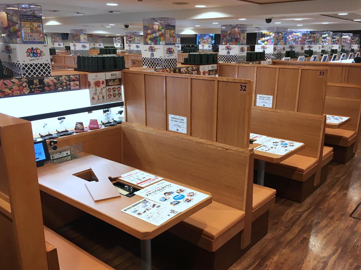 店内の様子。座席間の背もたれは高めに設定している