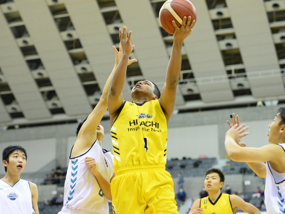 昨年の大会より。サンロッカーズ渋谷U15（黄色いユニホーム）は決勝トーナメント進出を果たした&copy;B.LEAGUE