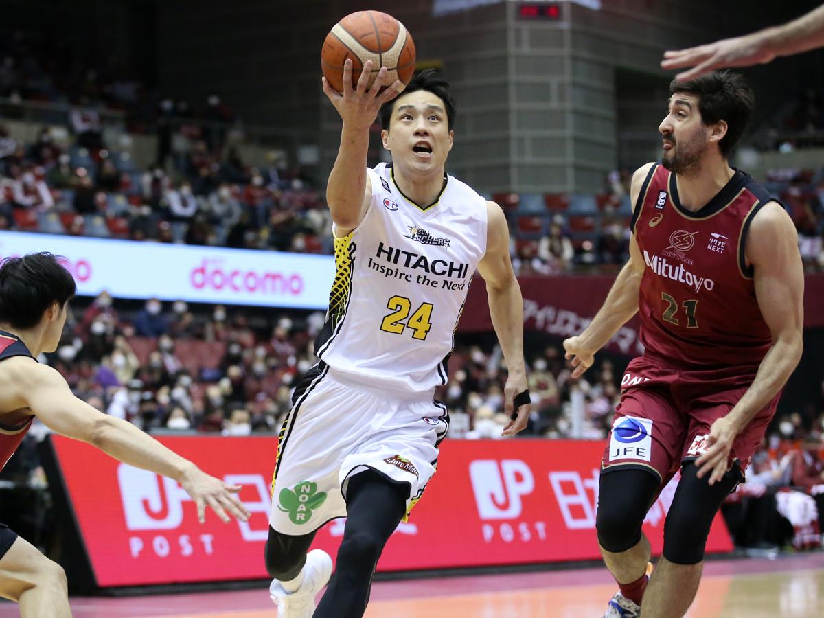攻守で持ち前のアグレッシブさを見せた広瀬健太選手（中央）&copy;B.LEAGUE