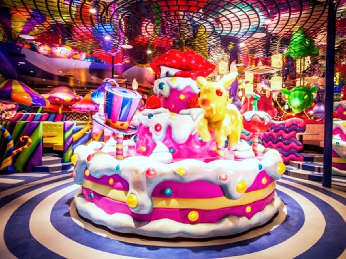 店内中央のケーキ型のメリーゴーラウンドが印象的な店内